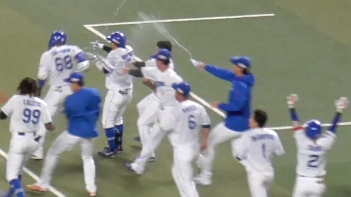 劇的サヨナラ勝利の瞬間　村松開人の犠牲フライでカリステがホームへヘッドスライディング　村松開人にアクエリアスのシャワー　中日ドラゴンズVS東京ヤクルトスワローズ　2024/08/01