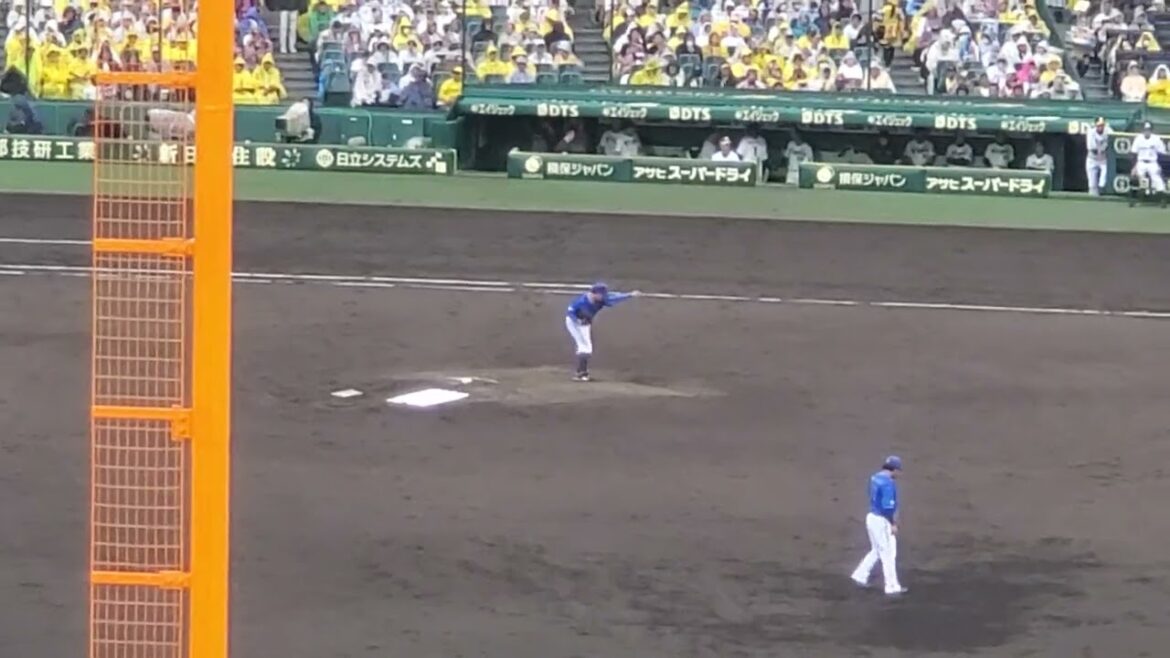 20240622　雨の中、東克樹が投球練習。　3回ｳﾗ　横浜DeNAﾍﾞｲｽﾀｰｽﾞ　先発投手@阪神甲子園球場･ﾚﾌﾄ外野