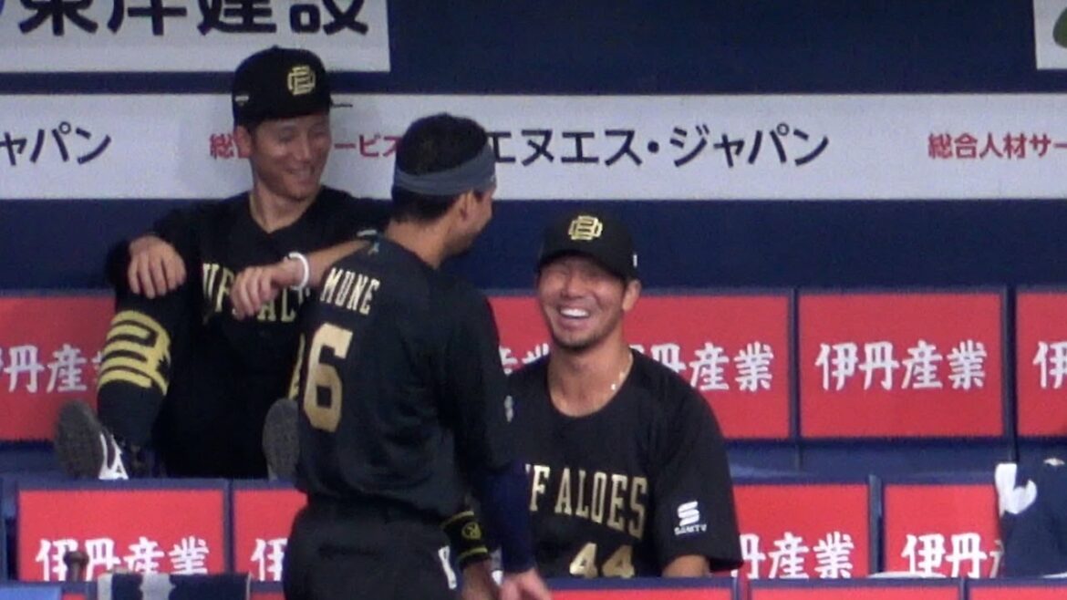 【プリントミス？】宗のユニフォームの両袖にだけ同じスポンサーロゴが入っているというレアな状況にちょっと盛り上がる宗、頓宮、西川