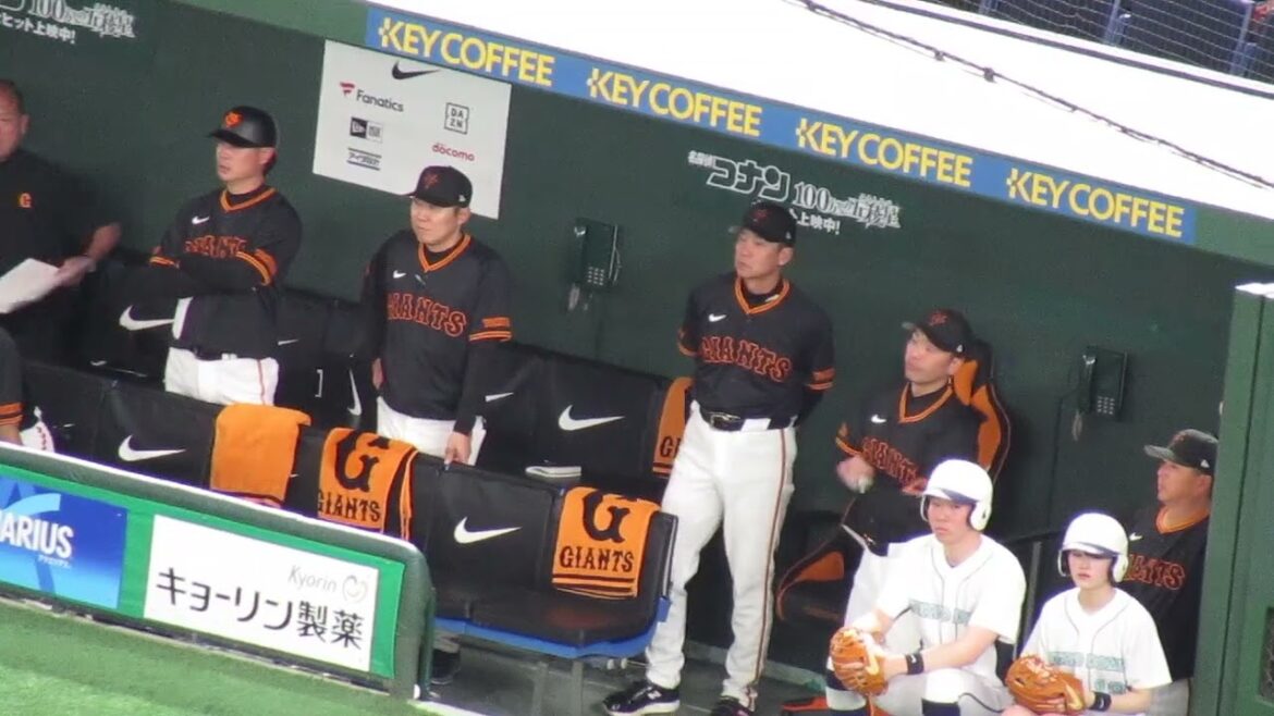 ピンチの堀田賢慎を見る阿部慎之助監督の様子＜読売ジャイアンツ 対 広島カープ 2024年4月13日＞