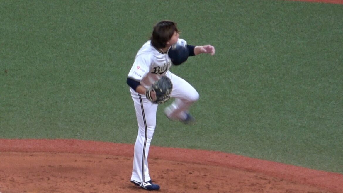 帽子を飛ばして力投する宮城大弥！