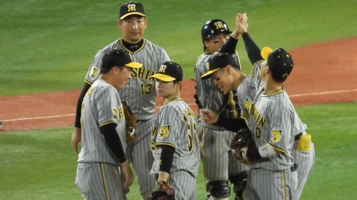 【勝利のハイタッチ】最後は岩崎が締めた！森下サトテルなどの活躍で阪神が今季16度目の完封勝利！ 2024.8.4