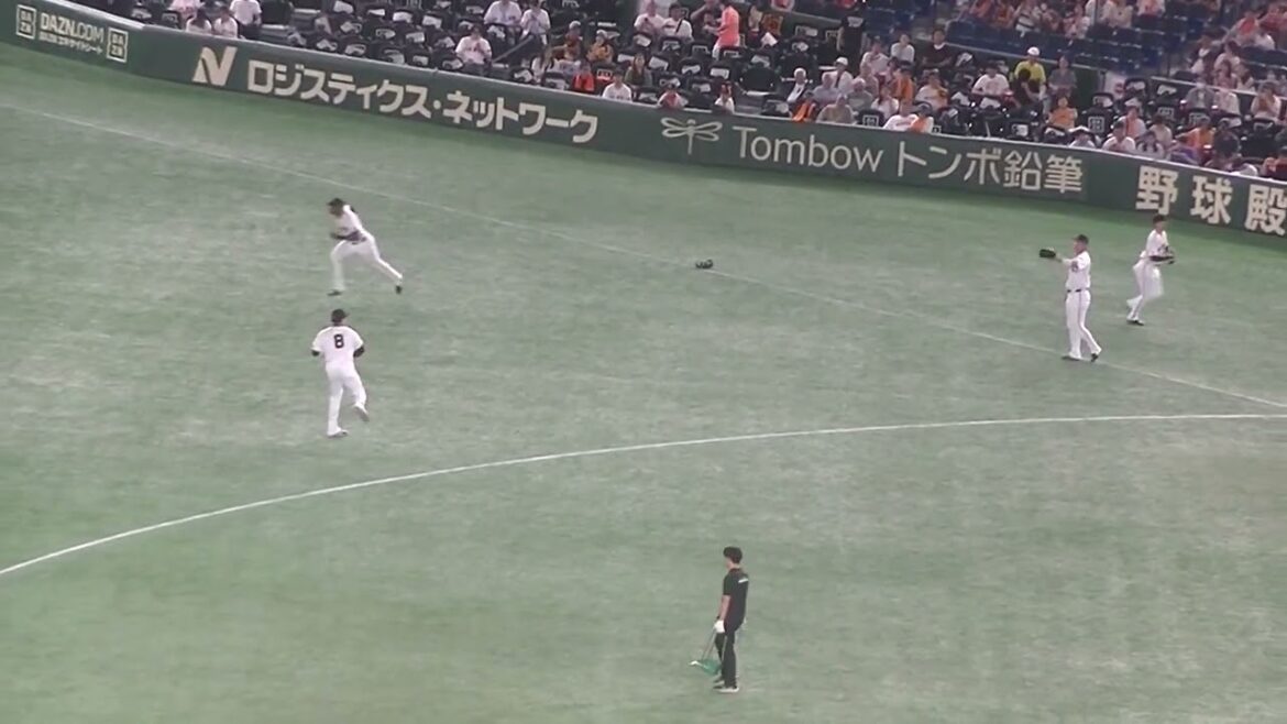 大城卓三と丸佳浩のキャッチボール（2024年8月3日読売ジャイアンツ対ヤクルトスワローズ）