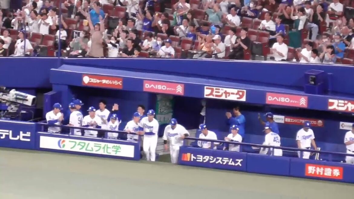 松木平優太　初勝利の瞬間のドラゴンズベンチ　ウィニングボールをライデルから受け取り笑顔　中日ドラゴンズVS東京ヤクルトスワローズ　2024/07/31
