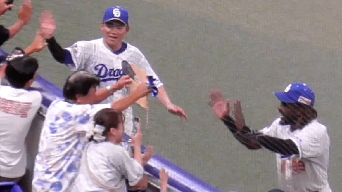 サヨナラ勝利の立役者　村松開人とカリステがファンの声援に応えドーム1周　中日ドラゴンズVS東京ヤクルトスワローズ　2024/08/01