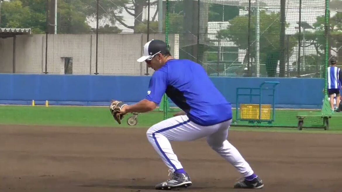 2024年8月 DOCK OF BAYSTARS YOKOSUKA 伊藤 光 選手の１塁手ノック練習１