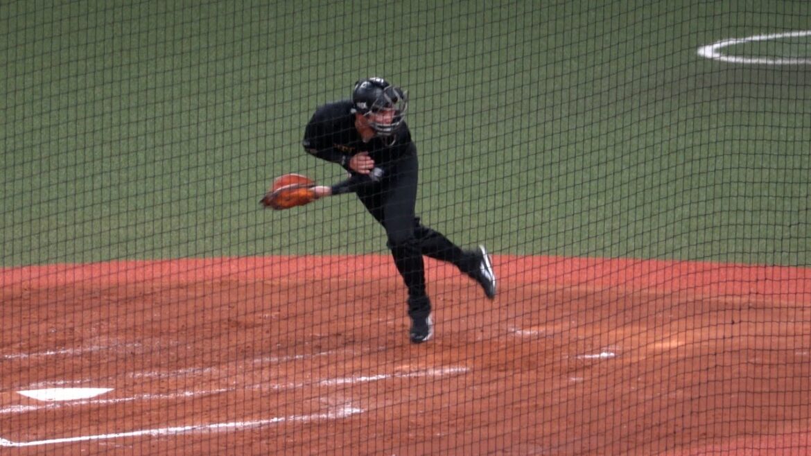 制球が定まらないエスピノーザの暴れ球でダメージ受ける石川亮