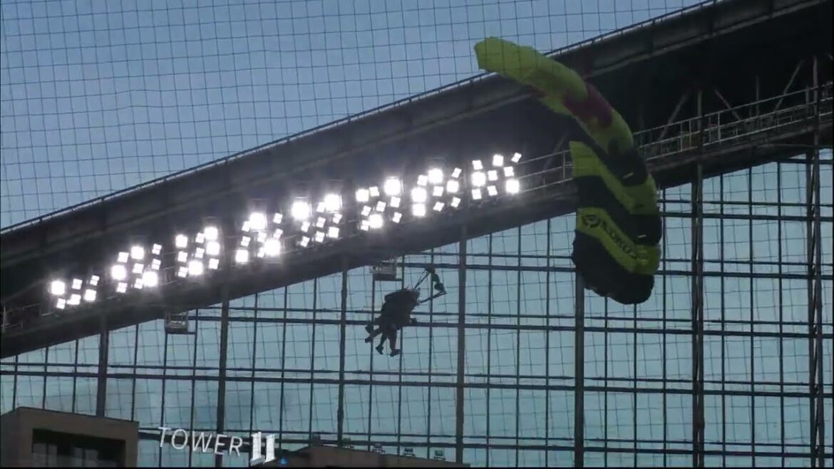 空からスギノール！　杉谷拳士がパラシュートでエスコンに登場