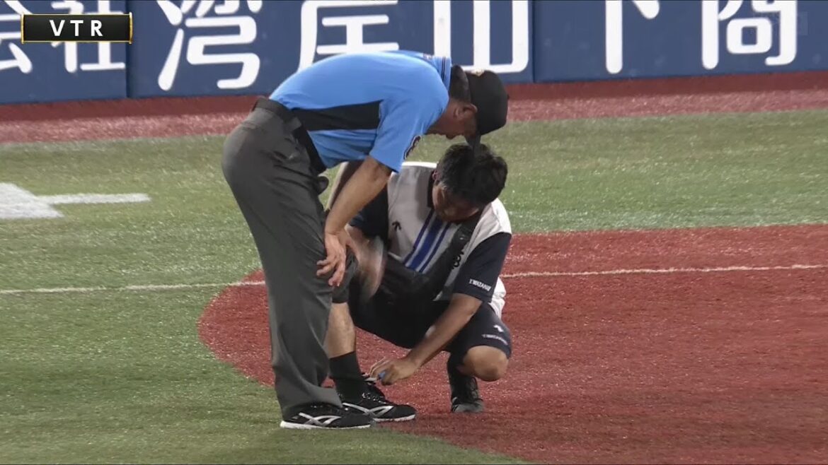 【珍プレー】 横浜DeNAベイスターズ 佐野恵太 一塁塁審 笠原昌春 を狙撃 2024/8/4 横浜DeNA vs. 阪神 16回戦 ＠横浜スタジアム