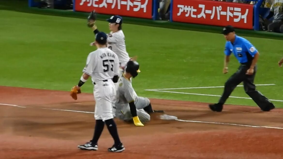 【忍者サトテル】一塁ランナー・佐藤輝明、送球間に三塁を狙う好走塁！ベンチの岡田監督もニッコニコ！ 2024.8.8