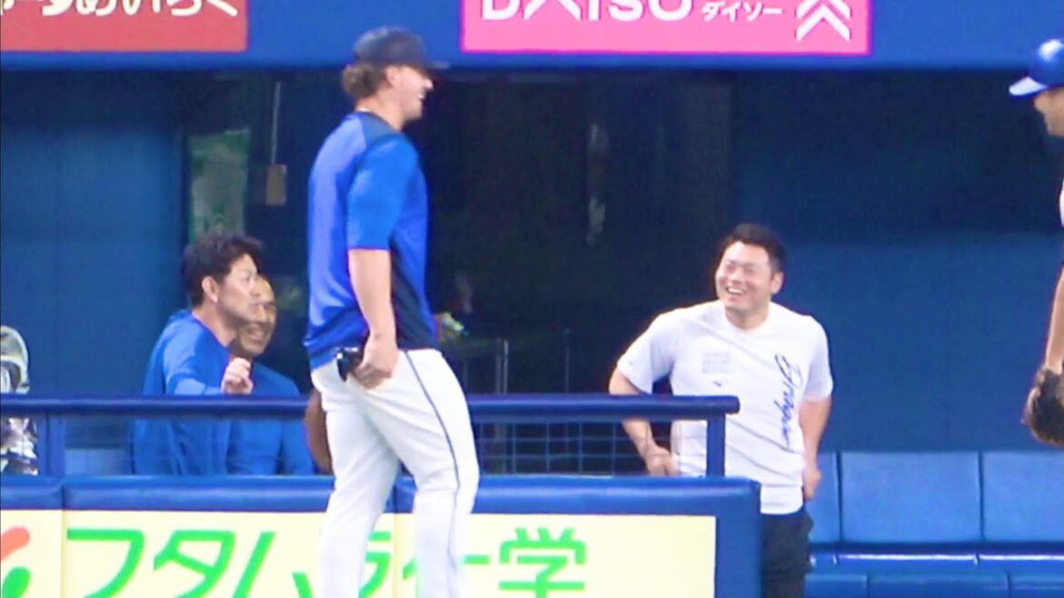 ベイの練習を見に来た細川成也、オースティンが話しかけに来て嬉しそう！ 横浜DeNAベイスターズ 2024/8/7