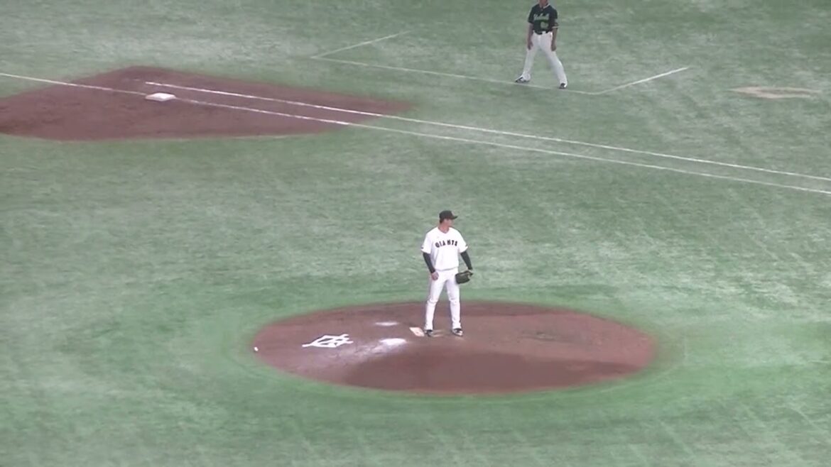 北村拓己を打ち取るバルドナード 2024年8月2日 読売ジャイアンツ対ヤクルトスワローズ