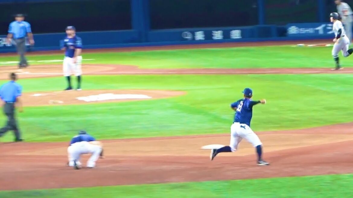 京田陽太の一回転からのスローイングからフォードのナイスカバー！ 横浜DeNAベイスターズ  2024/7/28