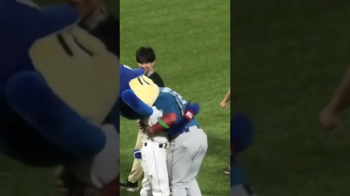 【オールスター2024】ドアラ、アリエルマルティネスを労う #ドアラ #中日ドラゴンズ #北海道日本ハムファイターズ #shorts #オールスター2024