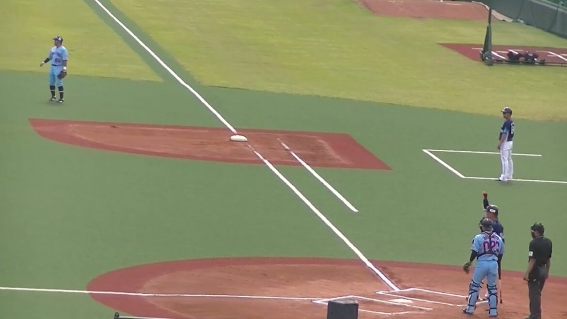 元山飛優をセカンドゴロに打ち取る奥川恭伸＜2軍・ヤクルトスワローズ対 西武ライオンズ  2024年5月26日＞