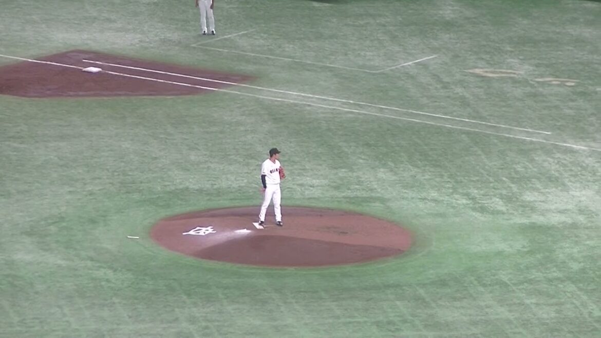 宮本丈の打球を処理する安定した守備の泉口友汰 2024年8月2日 読売ジャイアンツ対ヤクルトスワローズ