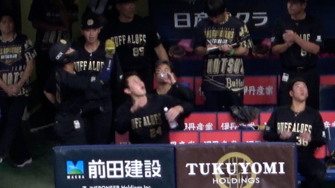 ファールボールの跳ね返りにびっくりする紅林弘太郎とキャッチし損なった宗佑磨