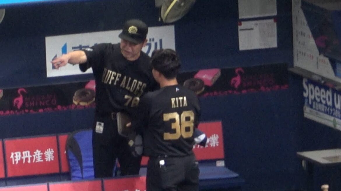 試合後、失点に絡むエラーをして冴えない表情の来田涼斗に声をかける中嶋監督