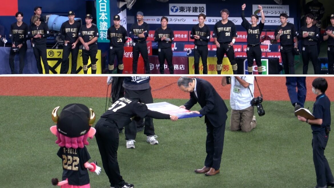 表彰される古田島とそれを見守るオリックスの選手たち