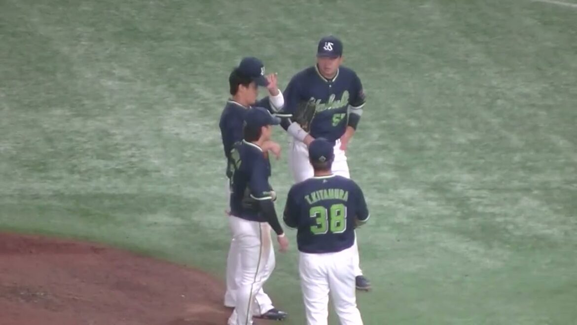 木澤尚文に打球直撃退場で心配そうな中山礼都（2024年8月3日読売ジャイアンツ対ヤクルトスワローズ）