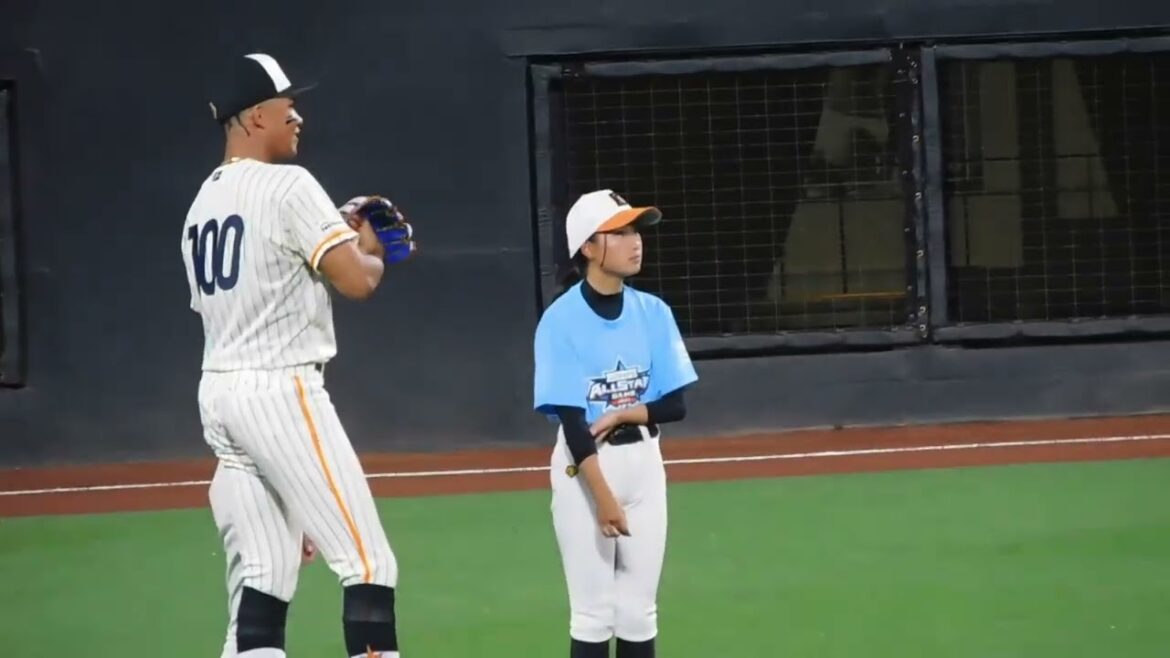 【これも新庄仕込みか】日本ハム選手 全員が違うにユニフォームを着て登場