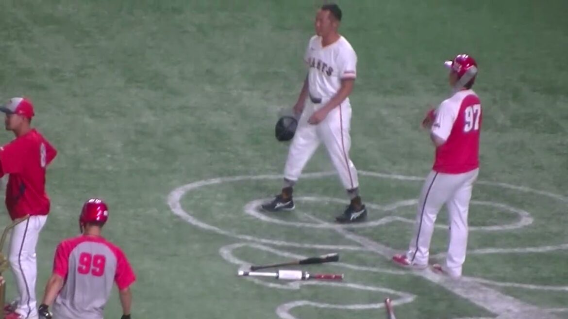 カープ二俣翔一フリーバッティング中 巨人 矢野コーチが挨拶に来る【読売ジャイアンツ対 広島東洋カープ  2024年8月6日】