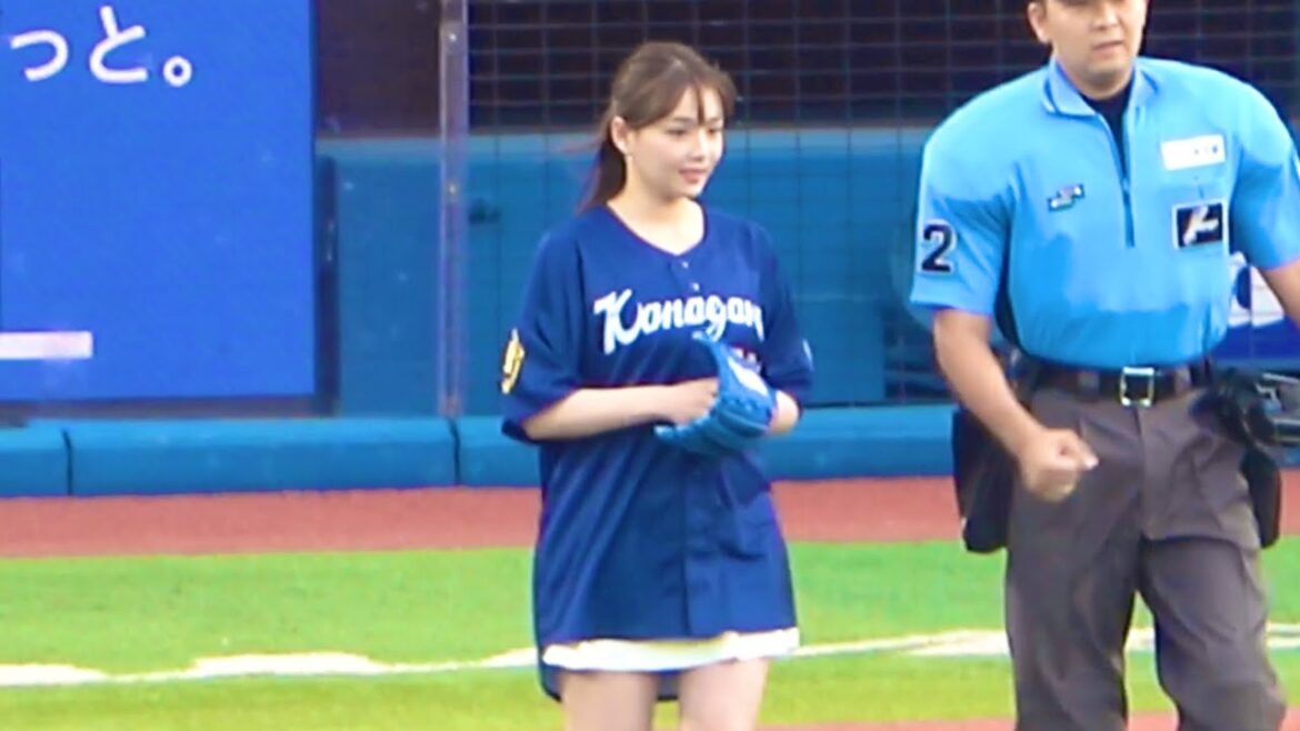 篠崎愛さん、白ミニスカでキュートな始球式！ 横浜DeNAベイスターズ 2024/8/12