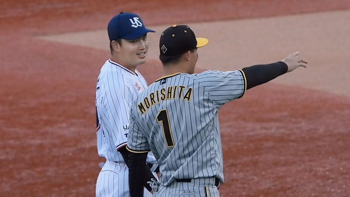 【村上から声掛け】試合前のウォーミングアップ中に村上と仲良く談笑する森下翔太と中野拓夢