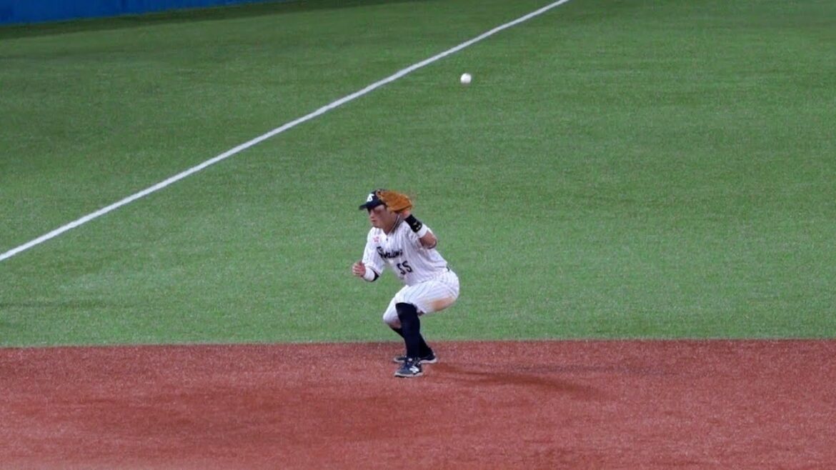 打球を逸らし中日応援席からいいぞいいぞ村上コールをお見舞いされるが、その後、長岡がファインプレーで助ける！2024/08/13 中日ドラゴンズ東京ヤクルトスワローズ ハイライト