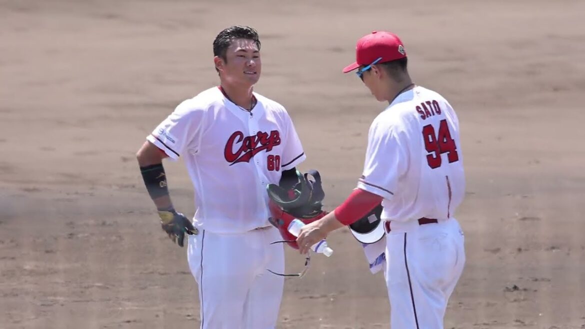 カープ田村選手、笑顔で佐藤選手へグローブ、ヘルメットを手渡し～😀