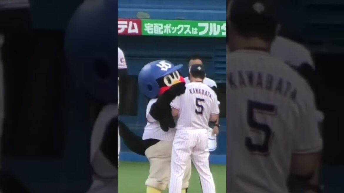 つば九郎、川端慎吾にキスしようとするw #東京ヤクルトスワローズ  #つば九郎 #shorts