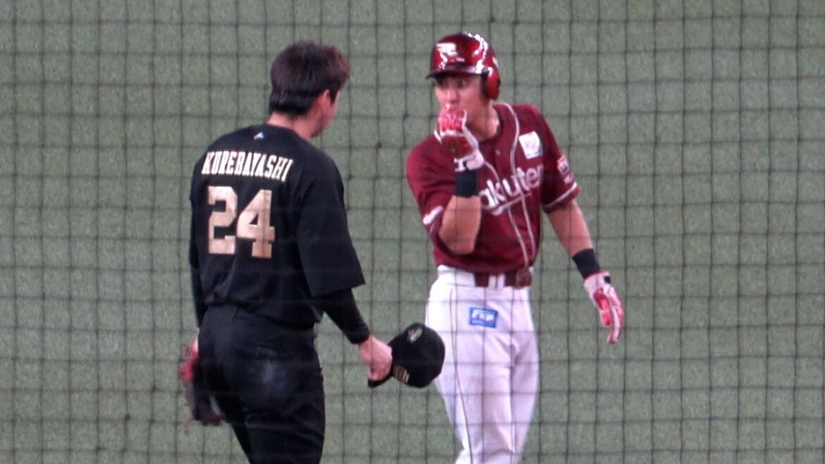 死球を当ててしまった村林に帽子をとってお詫びする紅林弘太郎