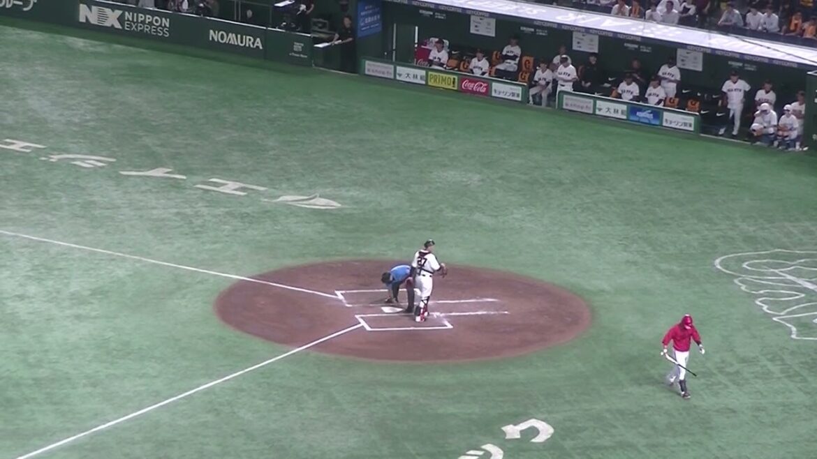 坂倉将吾を空振り三振にとり末包昇大をサードゴロに打ち取る山﨑伊織【読売ジャイアンツ対 広島東洋カープ  2024年8月6日】