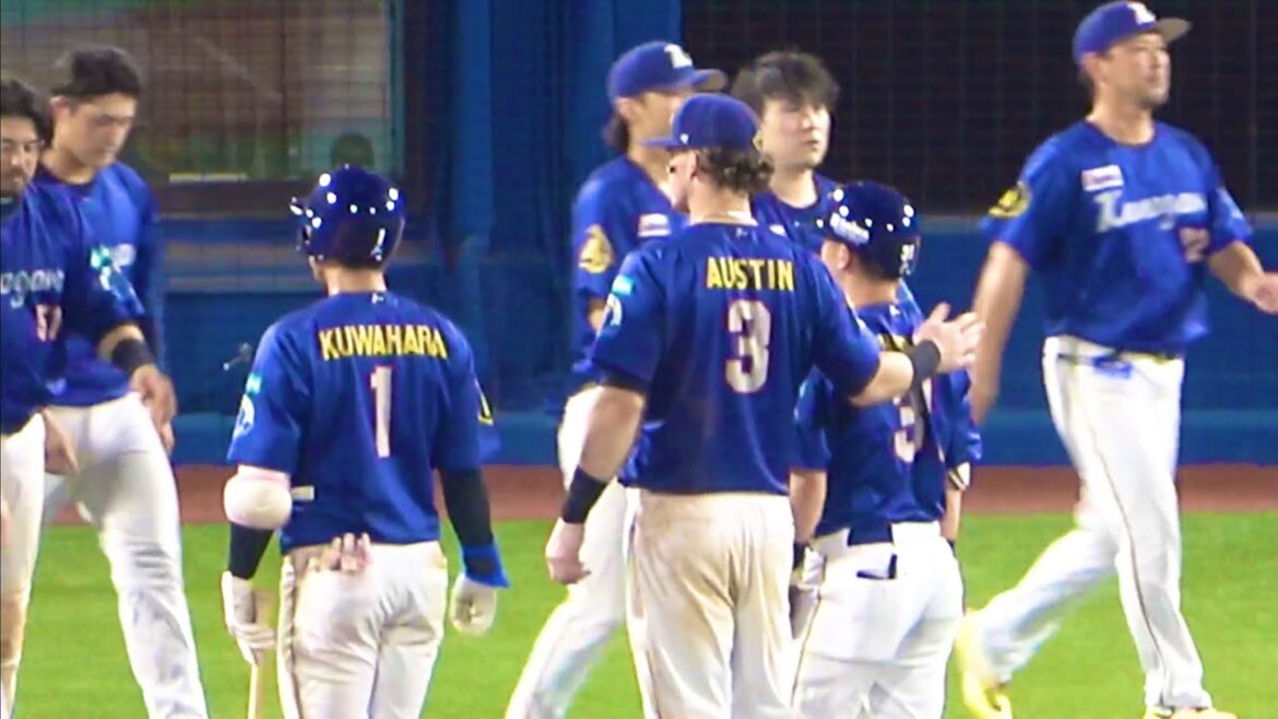 ラストバッターの代打 柴田をフォローするオースティン、ネクストの桑原に気を配るウィック！ 横浜DeNAベイスターズ 2024/8/11