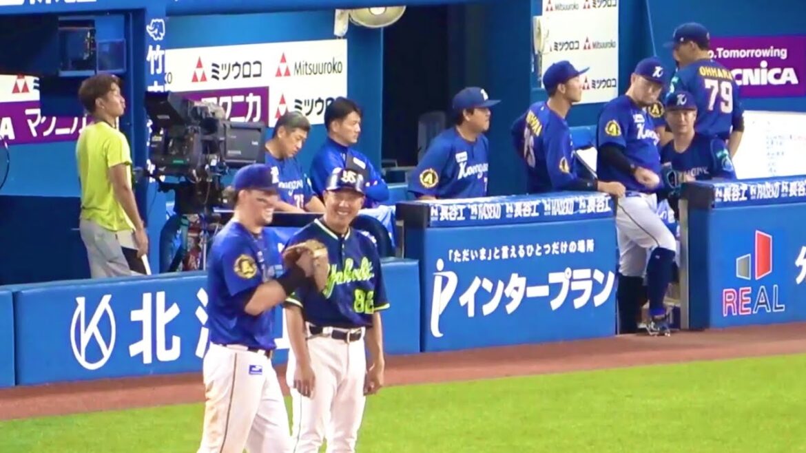 試合中に地震！ 仲良くおしゃべりするオースティンとヤクルトのコーチw 横浜DeNAベイスターズ 2024/8/9