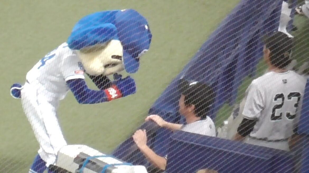 ドアラ　仲良しの巨人 長野久義と話し込む