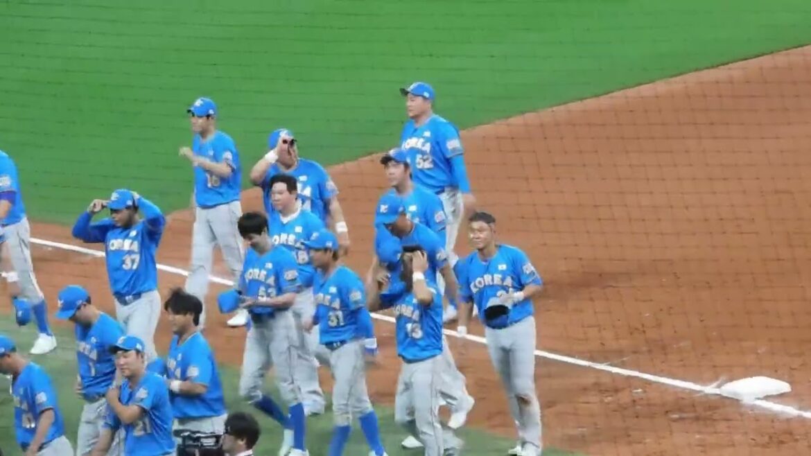【日韓OB戦】試合後スタンドに一列する韓国代表OB 大勢のファンから拍手が贈られる 【日韓OB戦】試合後スタンドに一列する韓国代表OB 大勢のファンから拍手が贈られる