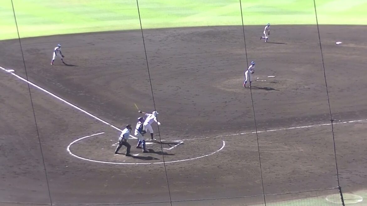 新潟産大付 高橋 海向くんがヒットで出塁 多田 大樹くんは抑える上原堆我くん（2024年8月9日 甲子園1回戦 花咲徳栄 対 新潟産業大付）