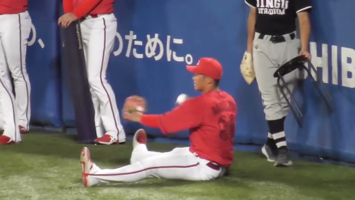 中村奨成が決死のダイビングキャッチ！カープファンからは「奨成コール」 2024年8月17日