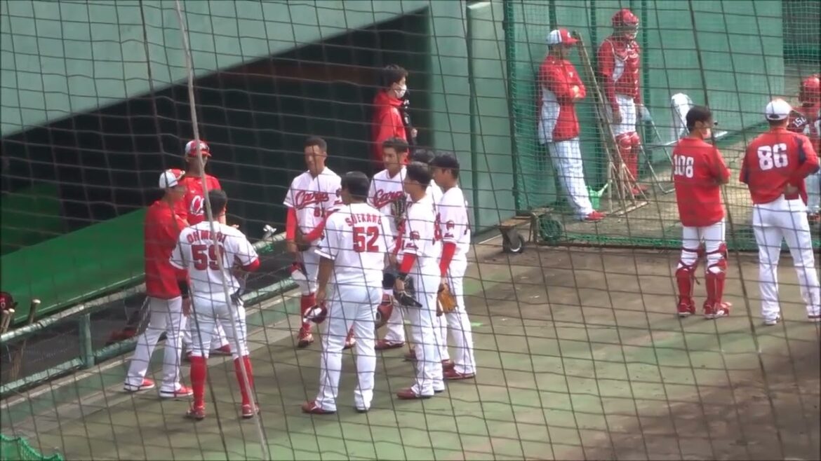 広島カープ、紅白戦前 / 投球練習を行う中村祐太・高橋昂也投手 / 矢野雅哉選手が何やら指示