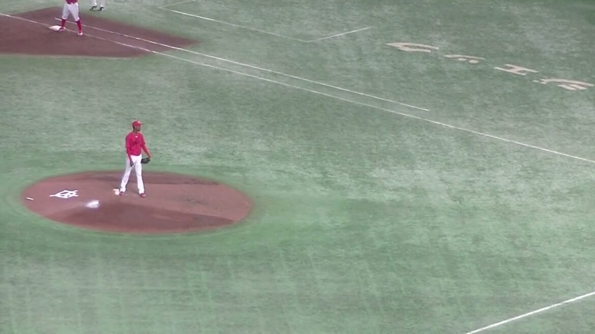 丸佳浩センターへ抜けるヒットを放つ【読売ジャイアンツ対 広島東洋カープ  2024年8月6日】