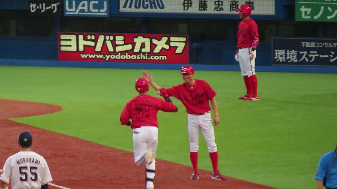 坂倉将吾⚾真っ赤のレフトスタンドへ１回先制ツーランホームラン❗💪