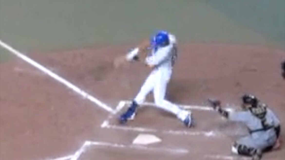 大野雄大　ノーアウト満塁からレフト前にタイムリーヒット　1塁上で笑顔　中日ドラゴンズVS阪神タイガース　2024/08/18