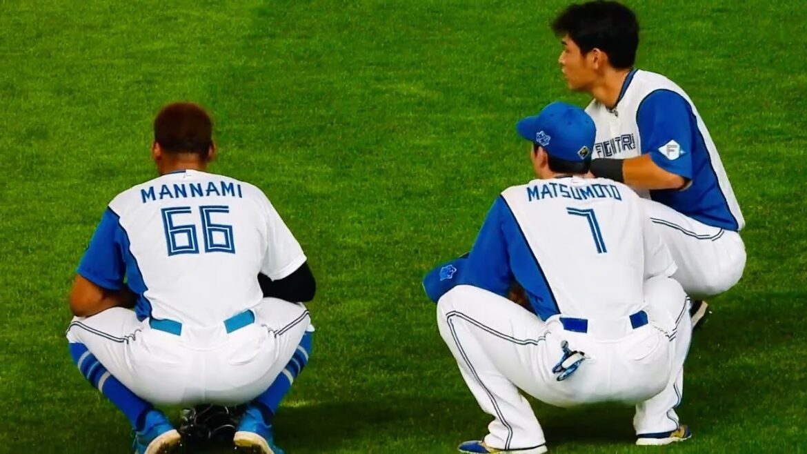 外野連携会議開催🤭松本剛、万波中正、野村佑希の3人が投手交代時に集合！北海道日本ハムファイターズ