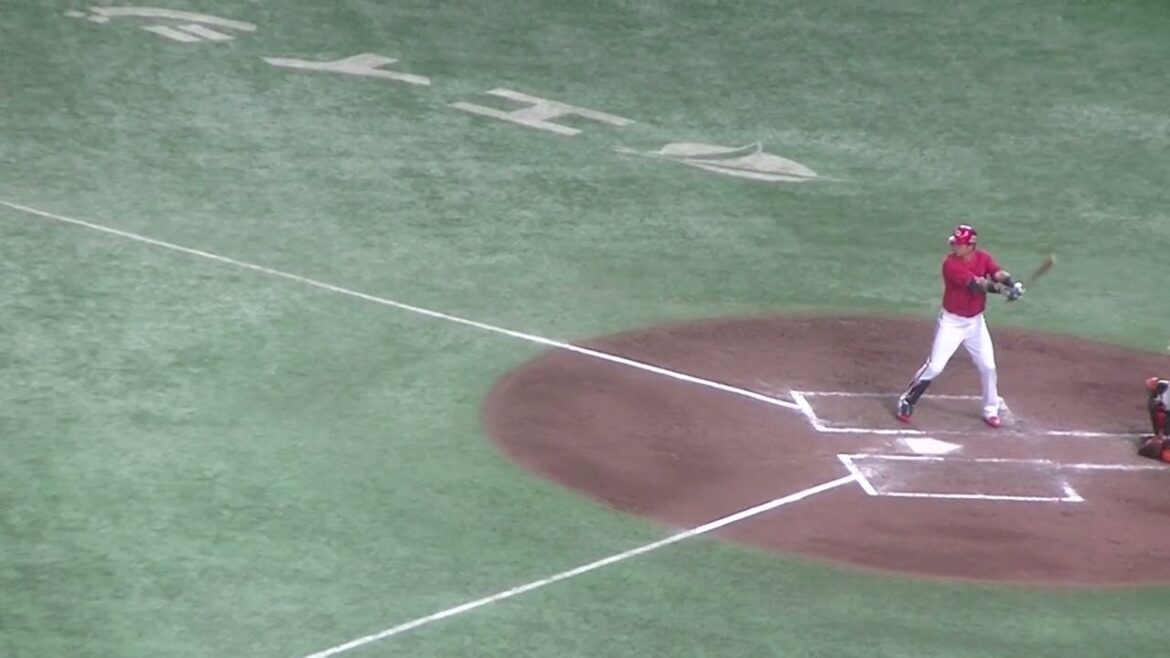 ヒットを放つ野間峻祥【読売ジャイアンツ対 広島東洋カープ  2024年8月6日】