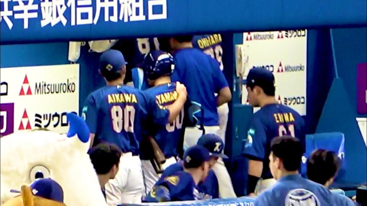 どうしたんだろう？ TAサヨナラ弾後、祐大に声かける山﨑康晃と相川コーチ！  横浜DeNAベイスターズ 2024/8/18