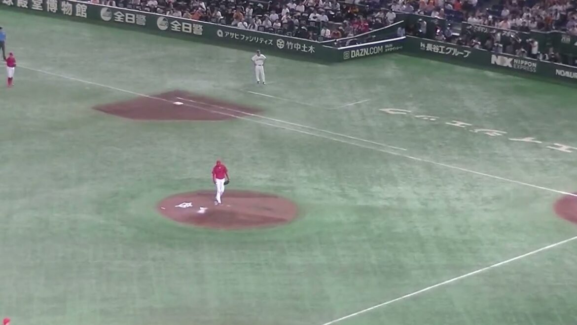 立岡宗一郎をセカンドゴロに打ち取るアドゥワ誠【読売ジャイアンツ対 広島東洋カープ  2024年8月6日】