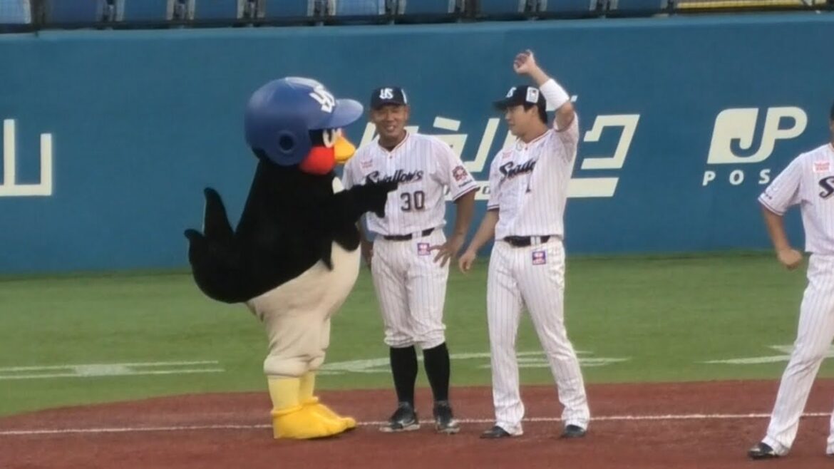 つば九郎、山田哲人& 西田明央とふれあう 20240818