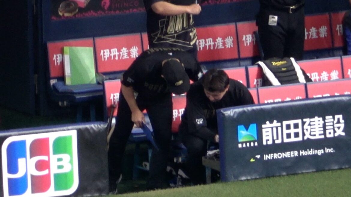 試合途中でベンチ奥へと下がった紅林、ハムストリング？右足を気にするそぶりを見せる