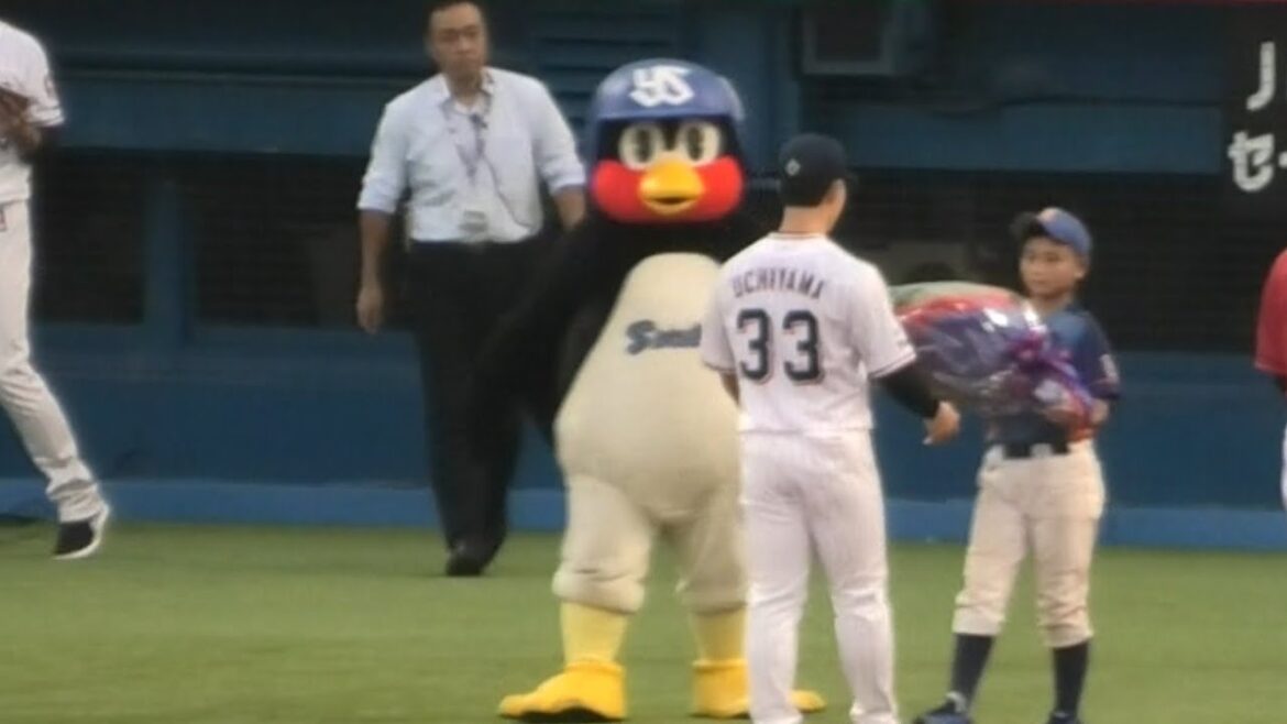 つば九郎、贈呈式に参加する内山壮真を見つめる 20240818